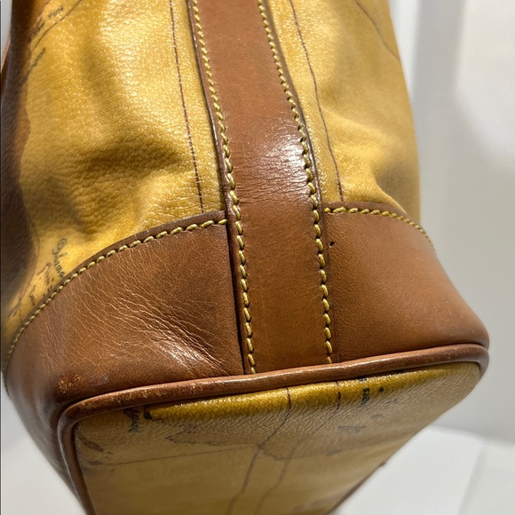 Alviero Martini Tan and Brown Shoulder Bag - Picture 6 of 11